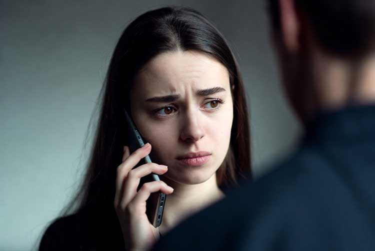 خانم ناراحت در حال صحبت با تلفن 